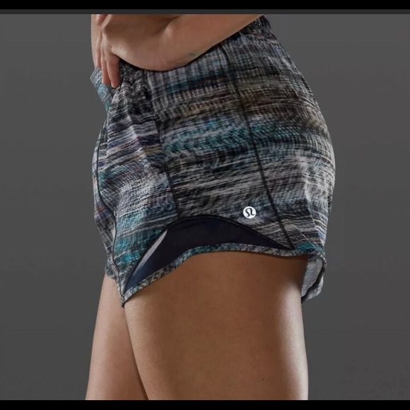 lululemon athletica Pants - Lululemon Hotty Hot Short II 4” size 6